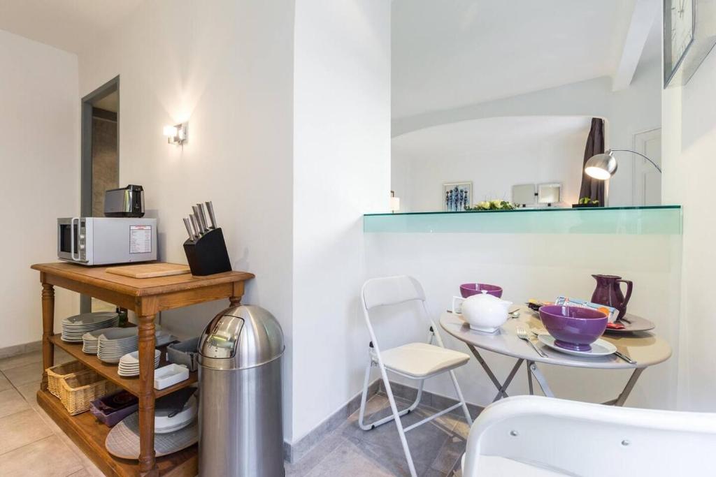 Modern 2-Bed Pedestrian Rue Hoche with AC & Balcony - 4