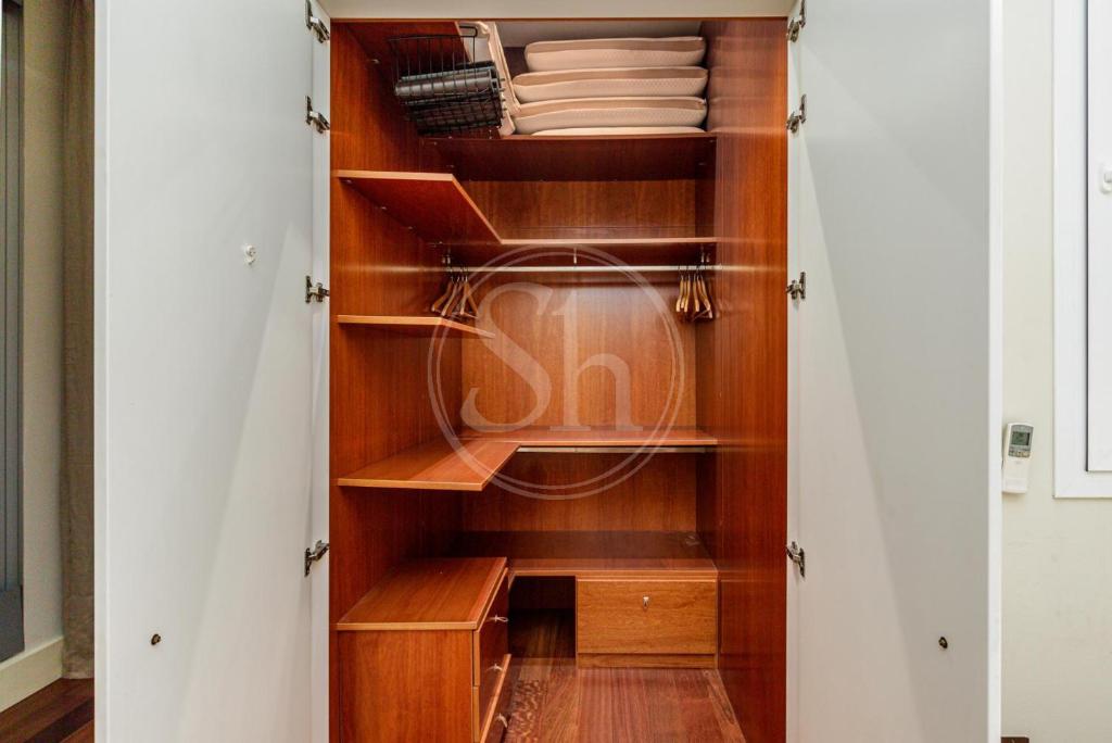 Spacious Apartment Near Passeig de Gràcia - 3