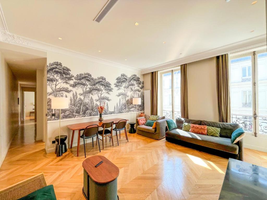 UrbanFlat 141 - Grand Appartement Champs-Elysees Ponthieu - 2