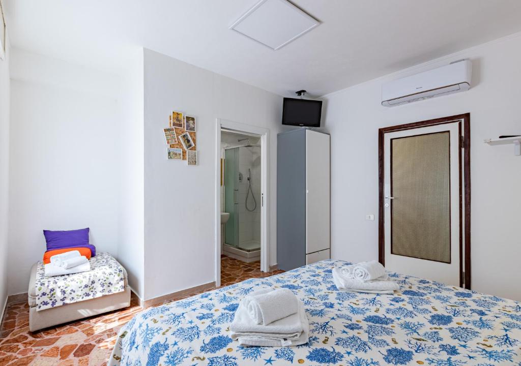 da Paola - Group Getaway - Bright Flat with Balcony WiFi & AC - Private internal Parking for motorbikes and bikes - 1