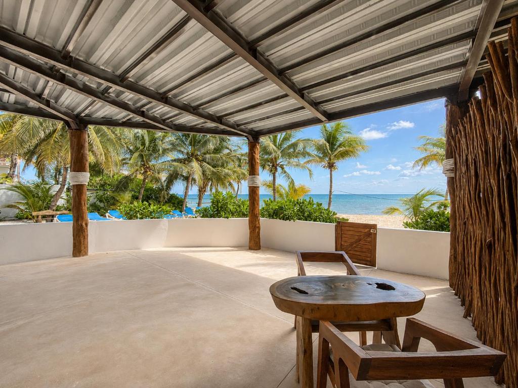 Arenika Beachfront Villa & Rooms - 4