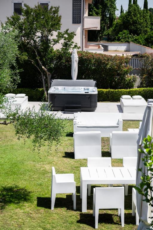 Luxury villa suite, Jacuzzi pool & garden Ostia Rome - 3