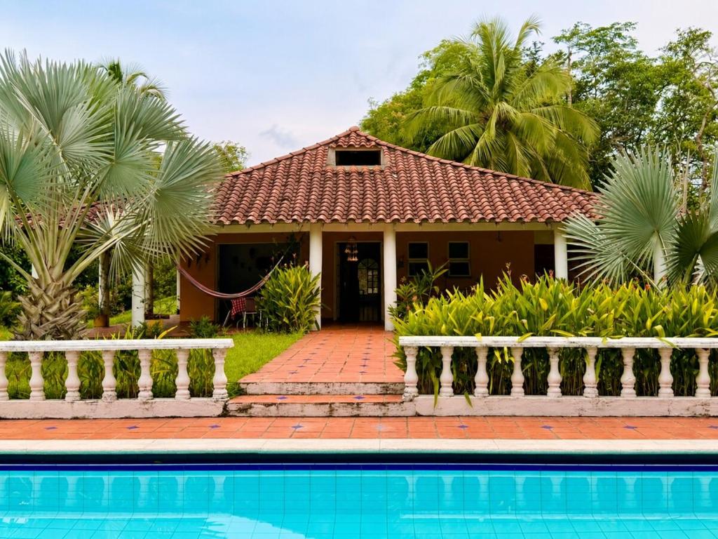 Villa Familiar con Piscina Privada, 8 min de Hacienda Nápoles, Santorini, Rio Claro - 1