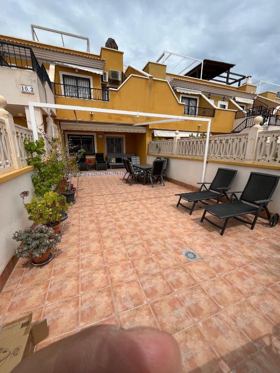 Bungalow moderno con amplio patio junto al mar - 2