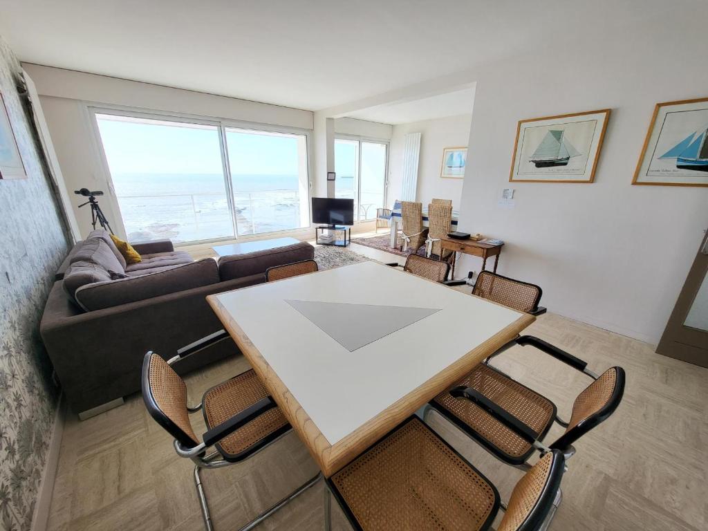 Appartement Élegant avec Balcon, Garage et WiFi en Bord de Mer - FR-1-92-889 - 1
