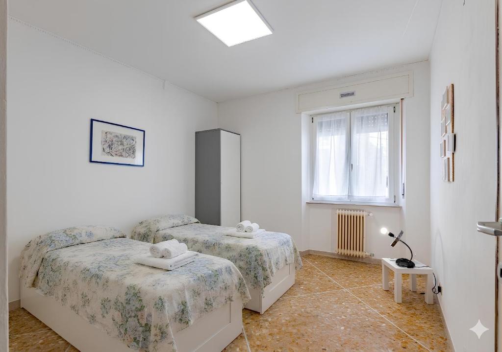 da Paola - Group Getaway - Bright Flat with Balcony WiFi & AC - Private internal Parking for motorbikes and bikes - 5