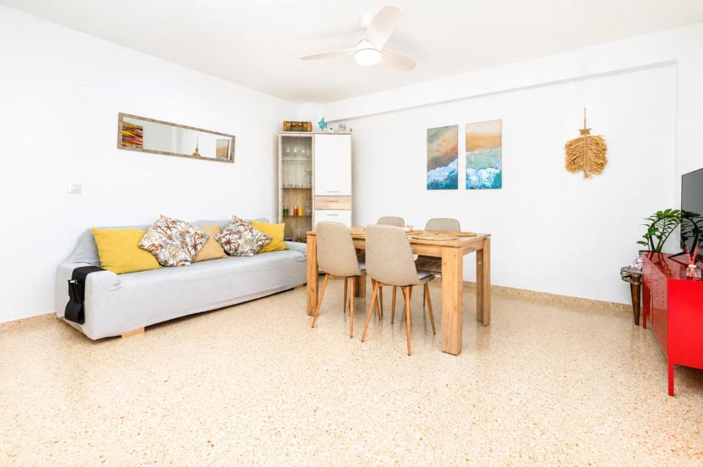 Isola Beachside Apartment - 4