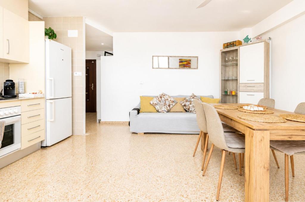 Isola Beachside Apartment - 5