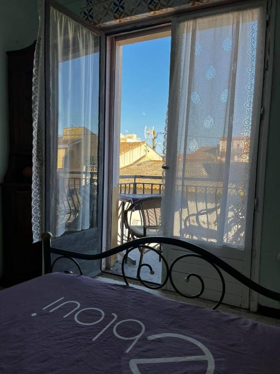 Dans 1 cadre de verdure convivial et relax, idéal mer et centre à 2 pas, jusqu'à 3 chambres triple et privées, parties communes sdb, wc, jardin - 2