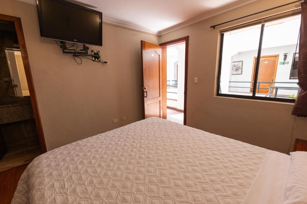 Hotel & Suites El Quijote - 2
