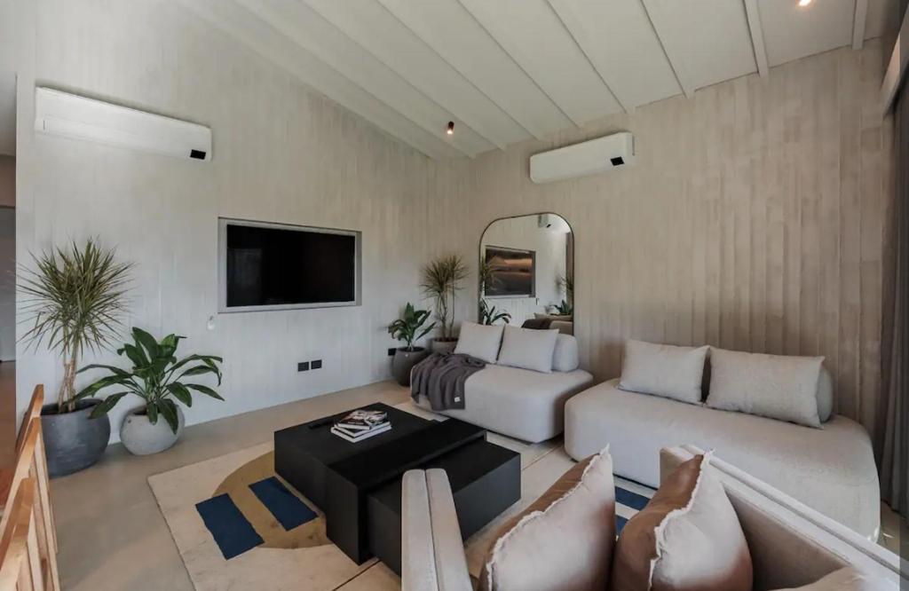 Hermoso apartamento, completamente remodelado, 4 habitaciones, 4 baños, Poblado Medellin - 1