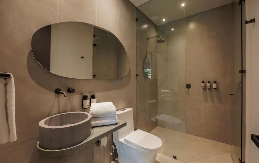 Hermoso apartamento, completamente remodelado, 4 habitaciones, 4 baños, Poblado Medellin - 2