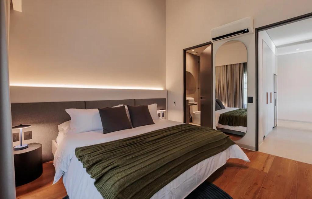 Hermoso apartamento, completamente remodelado, 4 habitaciones, 4 baños, Poblado Medellin - 5