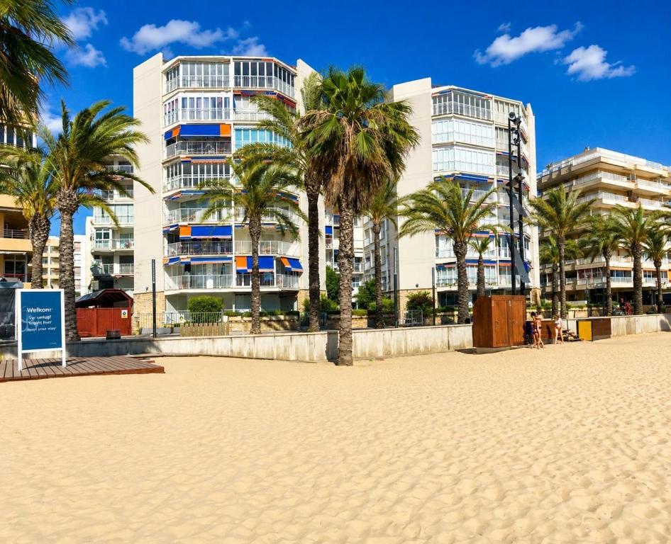 Beachfront Salou apartment with sea view - 3