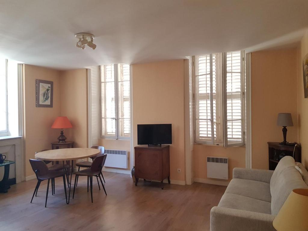 Aix-les-Bains : T2 calme, animaux admis, balcon - FR-1-555-83 - 1