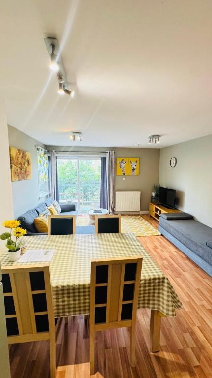 Spacious flat near Royal Mile Edinburgh - dog-friendly self-catering with parking