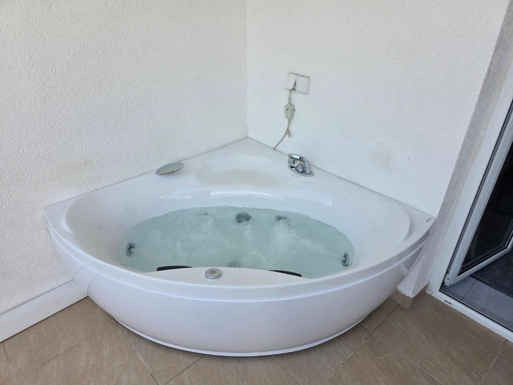 Apartmani Komatina Đenovići 2 - 5