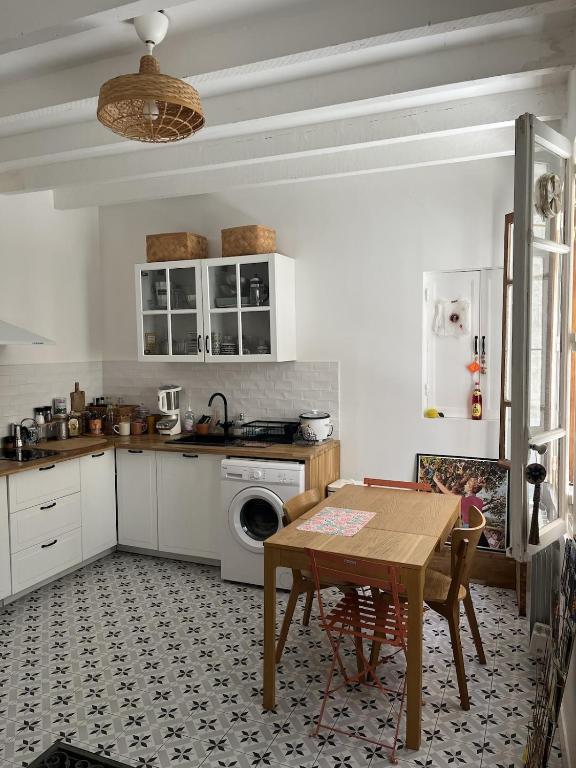 Cosy Yellow House in La Roquette, city center - 4