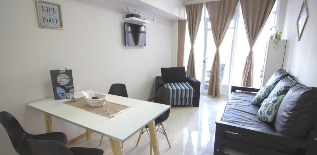 Departamento muy completo en ubicación ideal, Cochera y balcón - 3