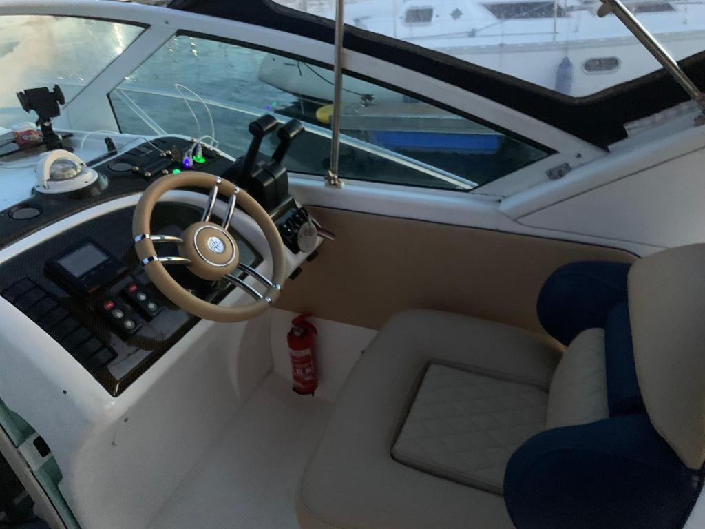 Barco con parking y duchas gratuitas - 5
