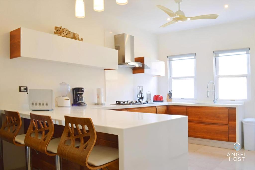 Exclusive Spa Tub & Bbq Balcony, 2 Blocks To Beach - 4