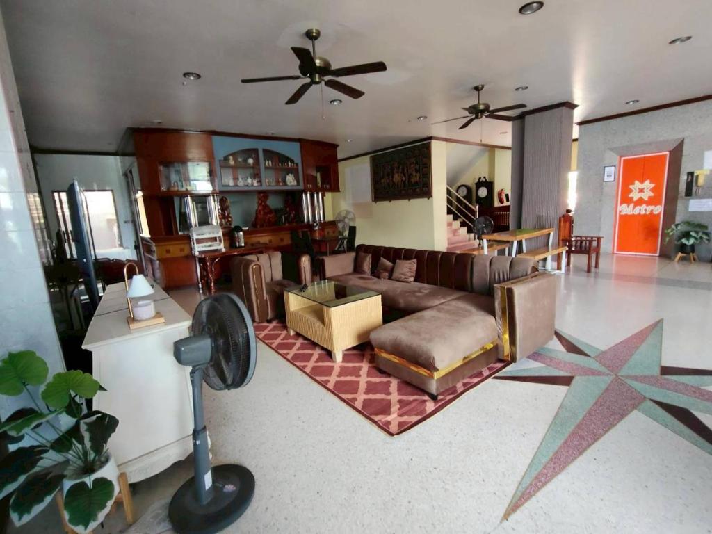 Shared lounge/TV area, Metro Residence in Surin