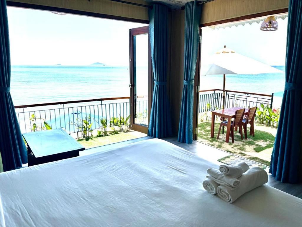 Hidden Beach Bungalow Sea View