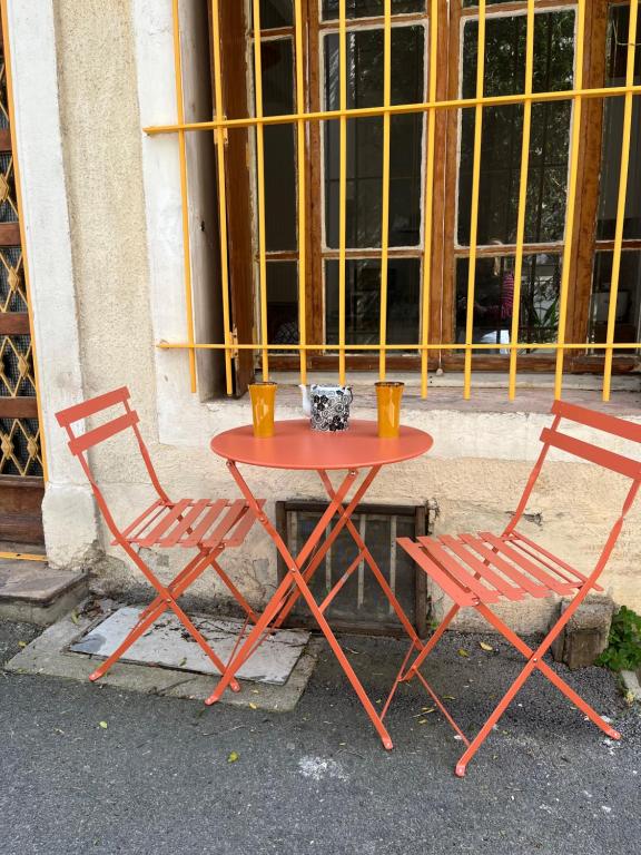 Cosy Yellow House in La Roquette, city center - 3
