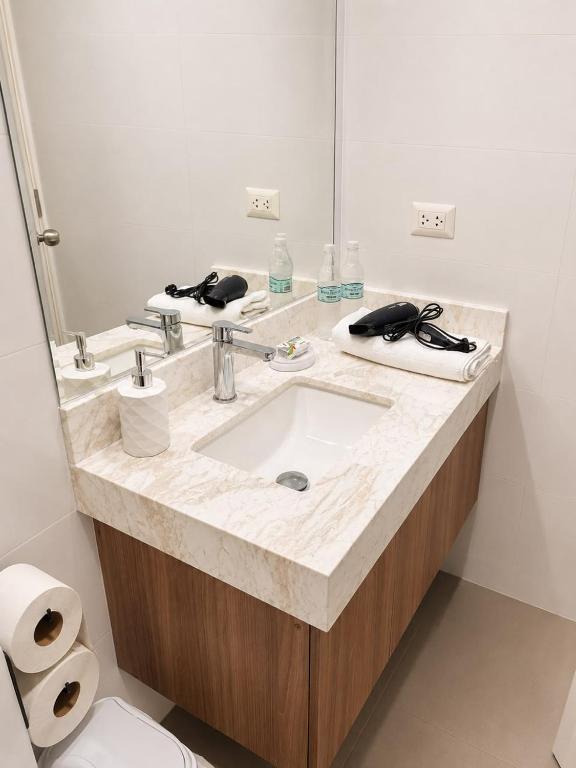 Modern 2BR 2BA Apt, 6 min to Kennedy Park, Miraflores - 2