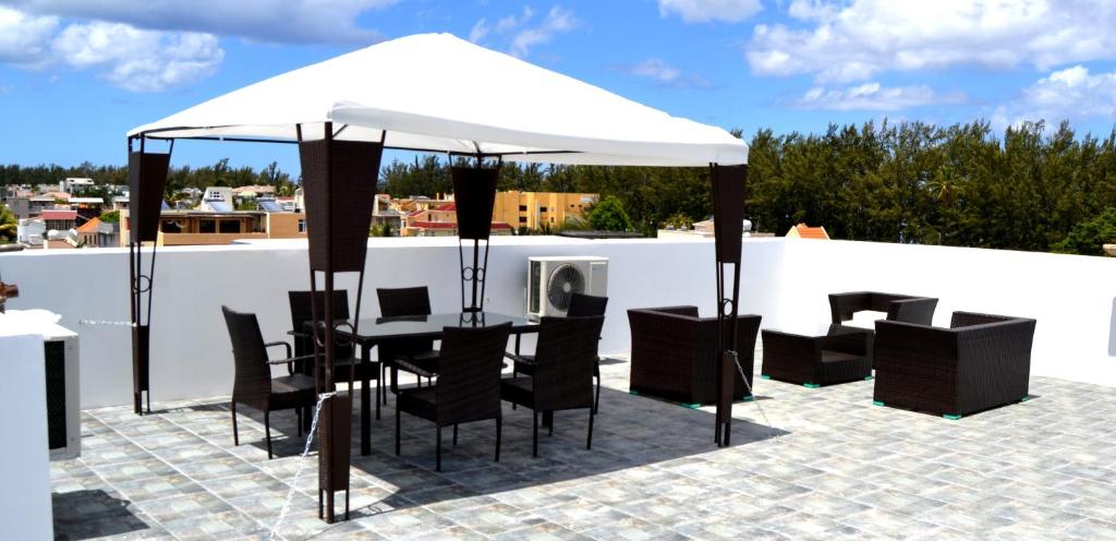 Flic en Flac Beach Penthouse photo