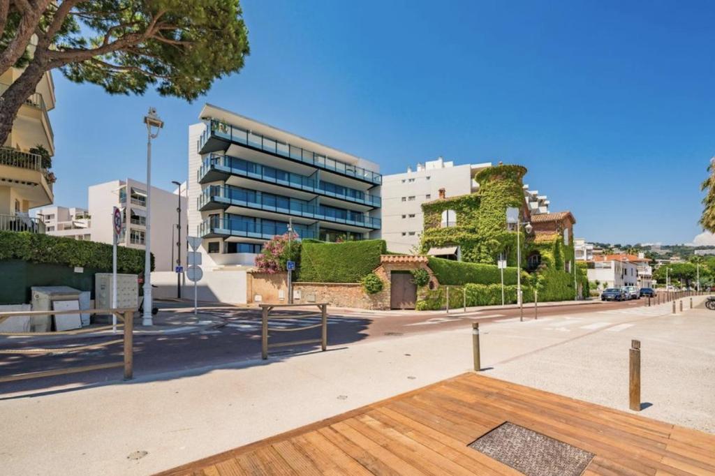 Beautiful renovated 2BR Sea View Palm Beach - 2