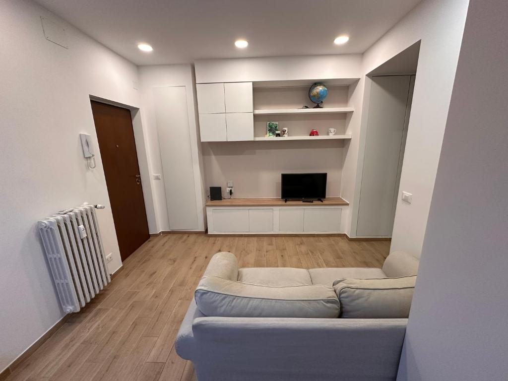 Renovated three-room apartment with balcony in Tormarancia - 5
