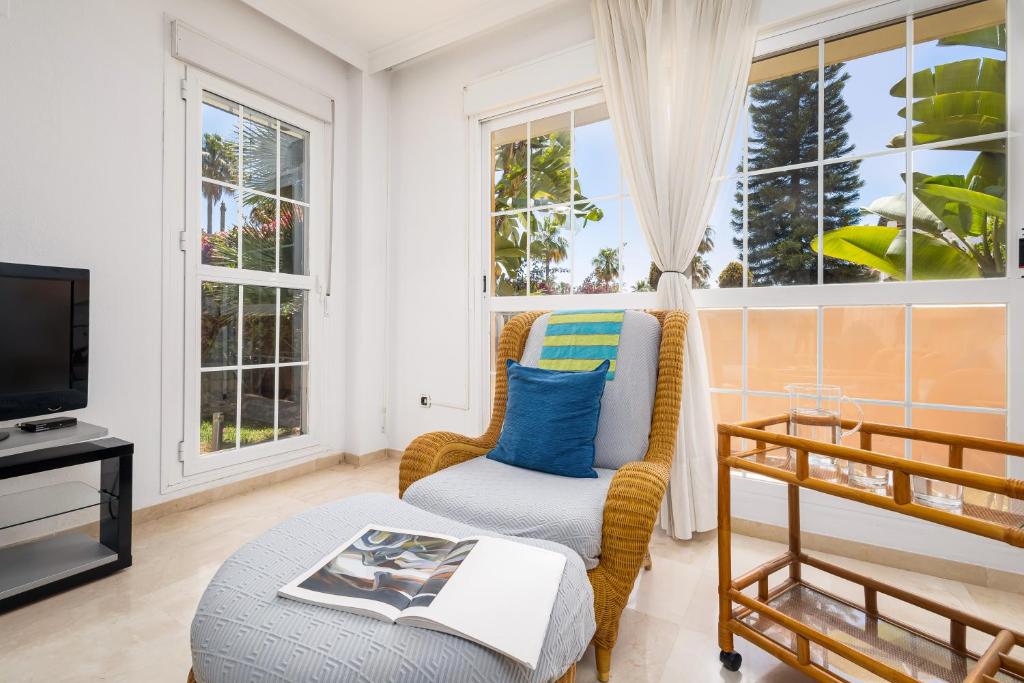 Beachfront 2 BD Apartment & Private Garden - 3