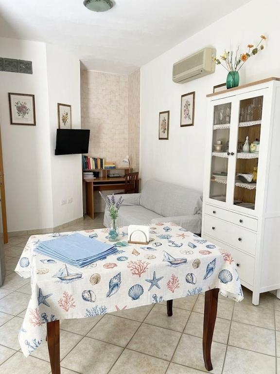 Casa al piano terra con 2 camere da letto, parcheggio privato e piscina condominiale - 1