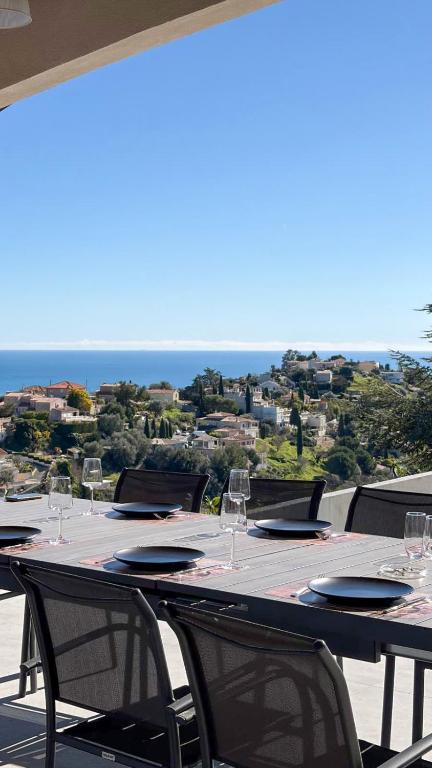 Beautiful villa with sea & mountain view and pool - 1