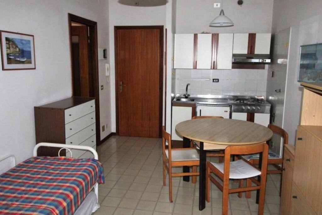 Ideal getaway flat just 150m from the beach - 3