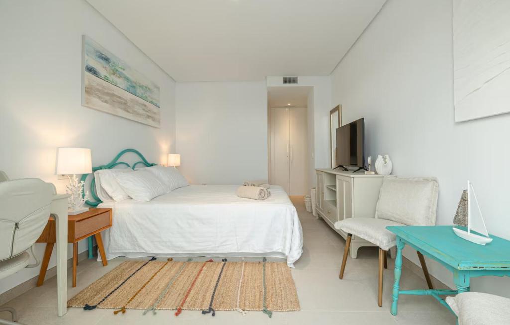 Coastal Comfort in Estepona 3 Bedroom Apartment - 4