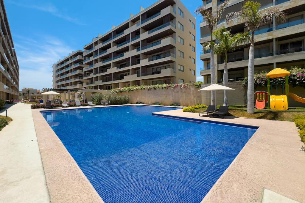 Modern studio with rooftop lounge, pools, gym, pickleball & Netflix access - 3