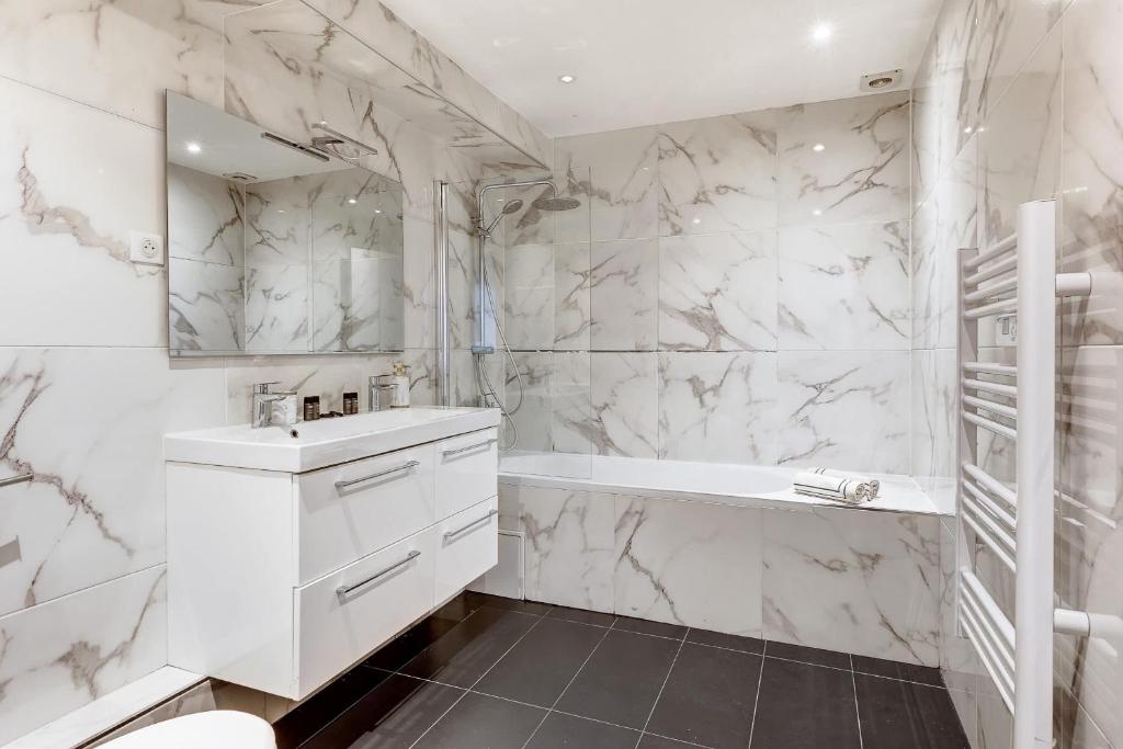 Home 4-Bedroom by Buttes Chaumont - 12 Guests - 5