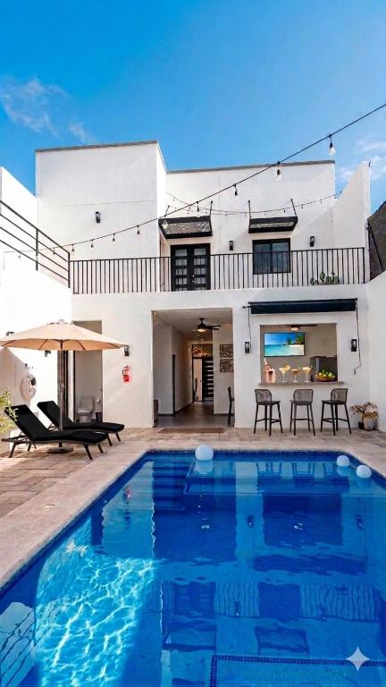 Casa Mundial 2026 for 20 people, 13 miles from Akron - 1