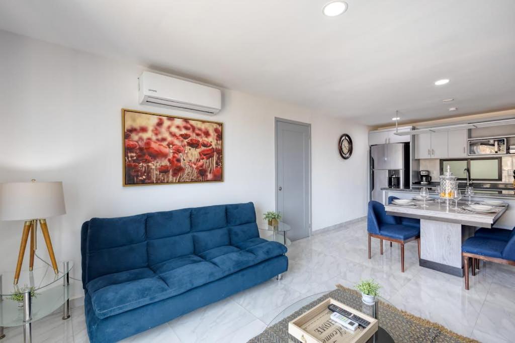 Dog-friendly hotel suite with ocean-view rooftop infinity pool, central AC & gym - 4