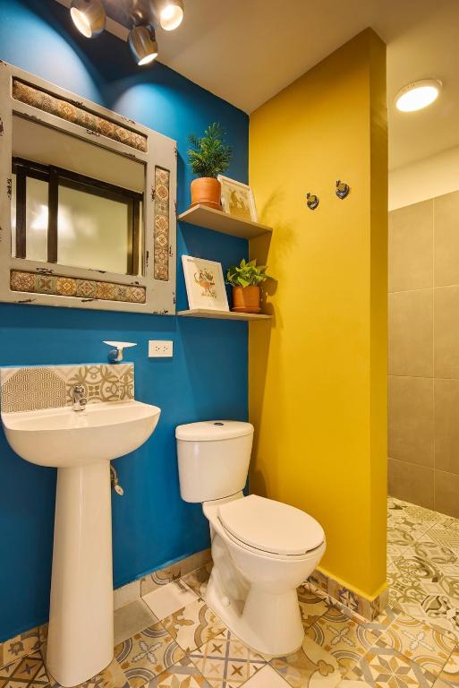 Elegant 2 Bedroom Escape with Jacuzzi & City Vibes - 2