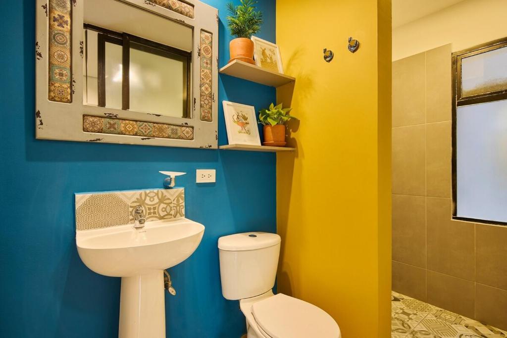 Elegant 2 Bedroom Escape with Jacuzzi & City Vibes - 5