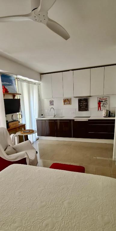 Cosy Studio, Terrace and Free Parking Next to the Beach - 3