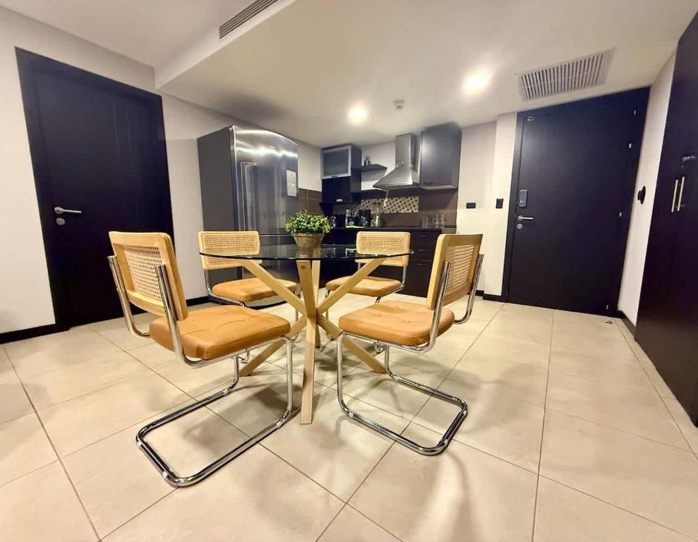 Stylish 2BD Condo with River View - 2