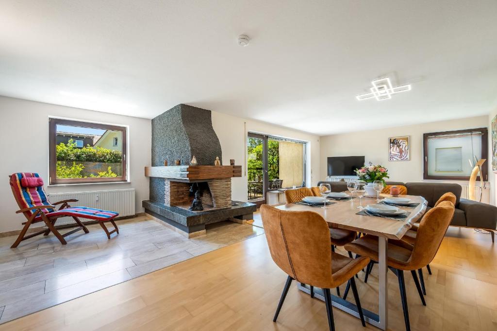 Ferienwohnung Aussichtsreich - großzügig mit Terrasse und Aussenkamin - 2