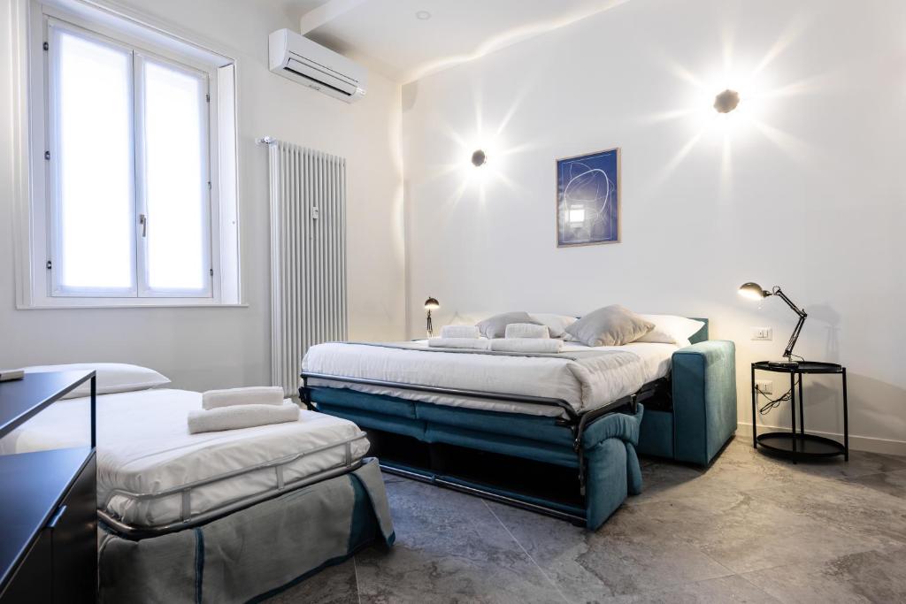 8 Min walk from the Station, Designer Studio Flat - 2