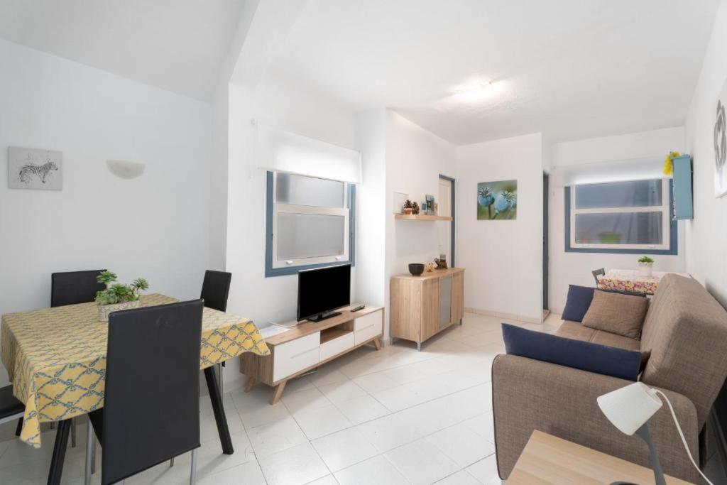 Fabulous 2-bedroom apartment right on the beach of Los Crstianos - 4