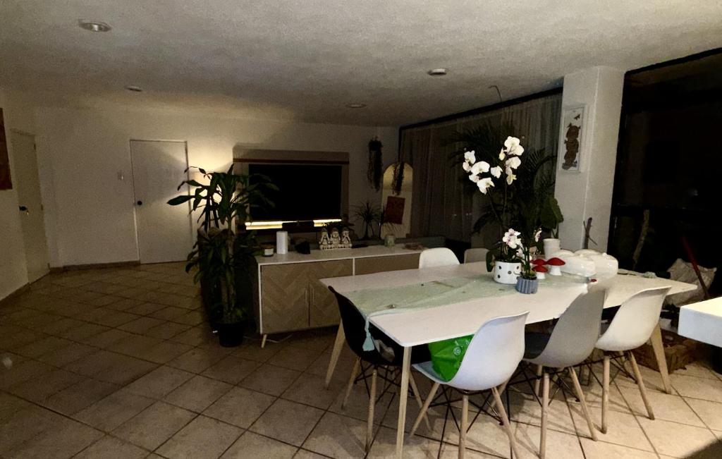Cozy Private Room & Bath 10 min to WTC-Fast Wi-Fi & Breakfast - Easy Stadium Access - 3