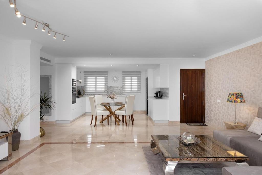 Lovely two bedroom apartment with panoramic sea views - 2